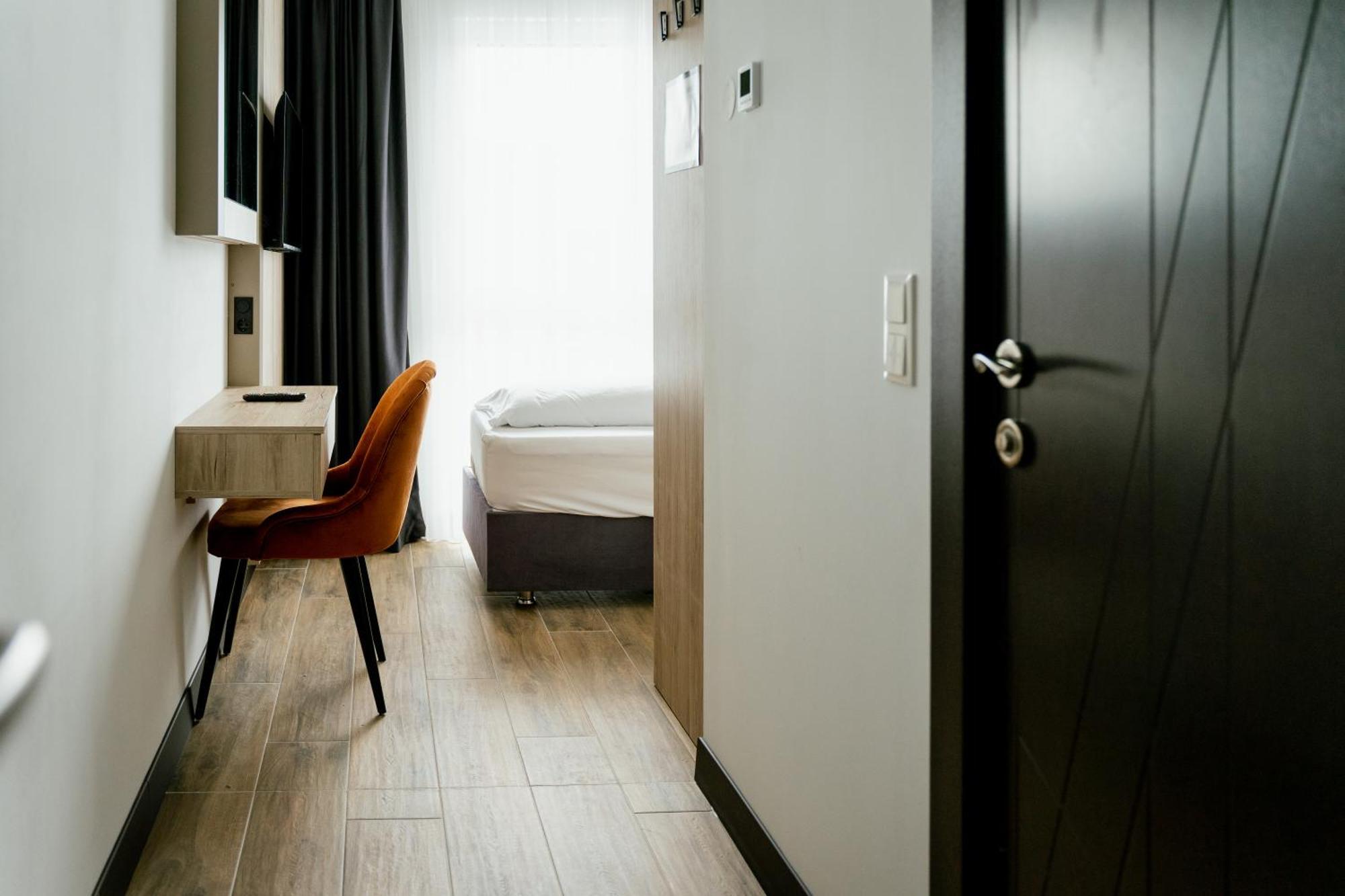 Lamede Self Check-In Hotel Wiener Neustadt Ngoại thất bức ảnh