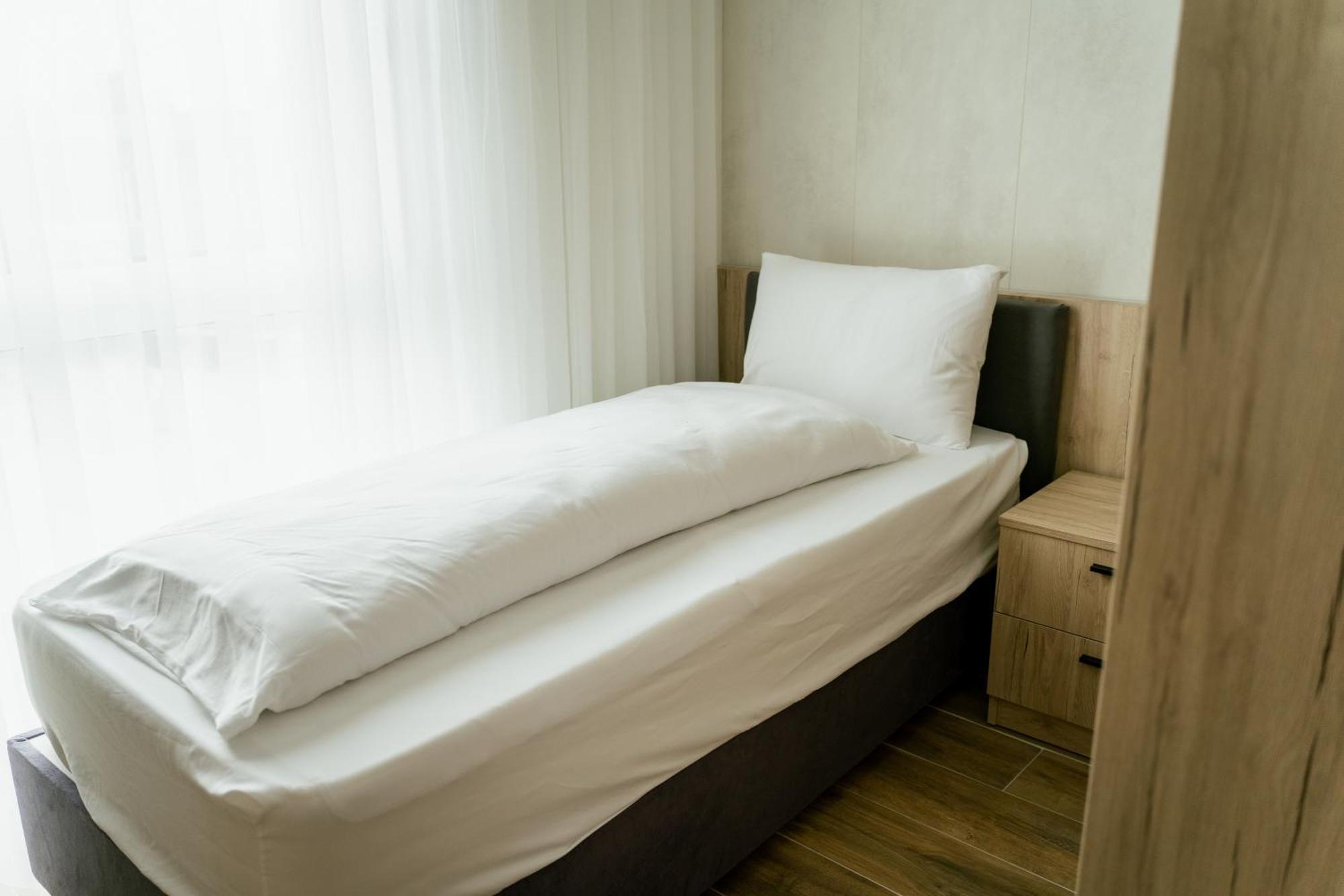 Lamede Self Check-In Hotel Wiener Neustadt Ngoại thất bức ảnh