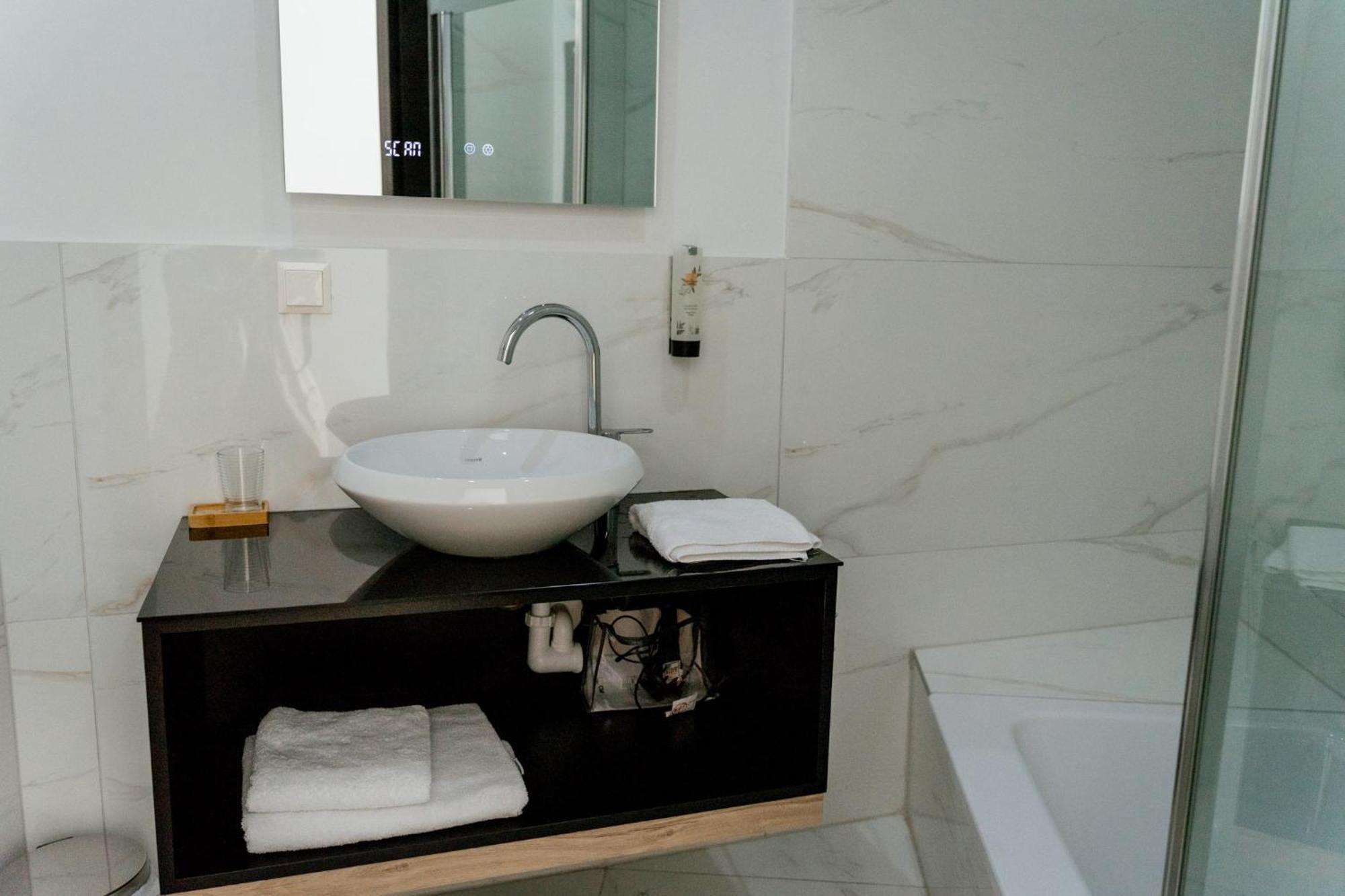 Lamede Self Check-In Hotel Wiener Neustadt Phòng bức ảnh